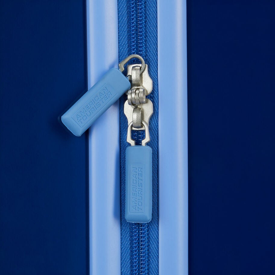 Disney Characters Kids Carry-On in the color Star Wars R2D2. image number 3